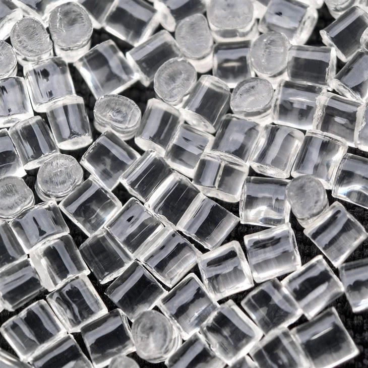 Recyklované polyesterové čipy svetlé